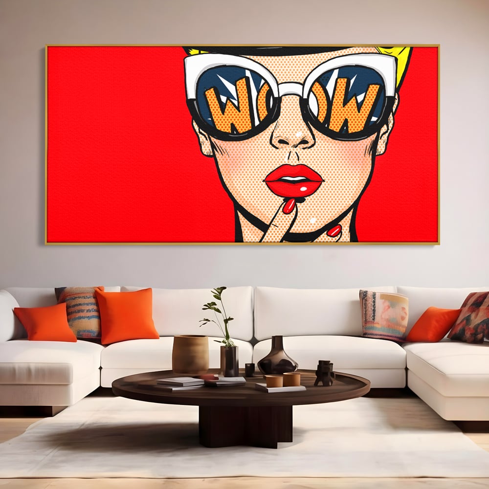 Tablou canvas cu ilustratie pop art cu femeie cu ochelari, in rama de aluminiu auriu, pe perete intr-un living